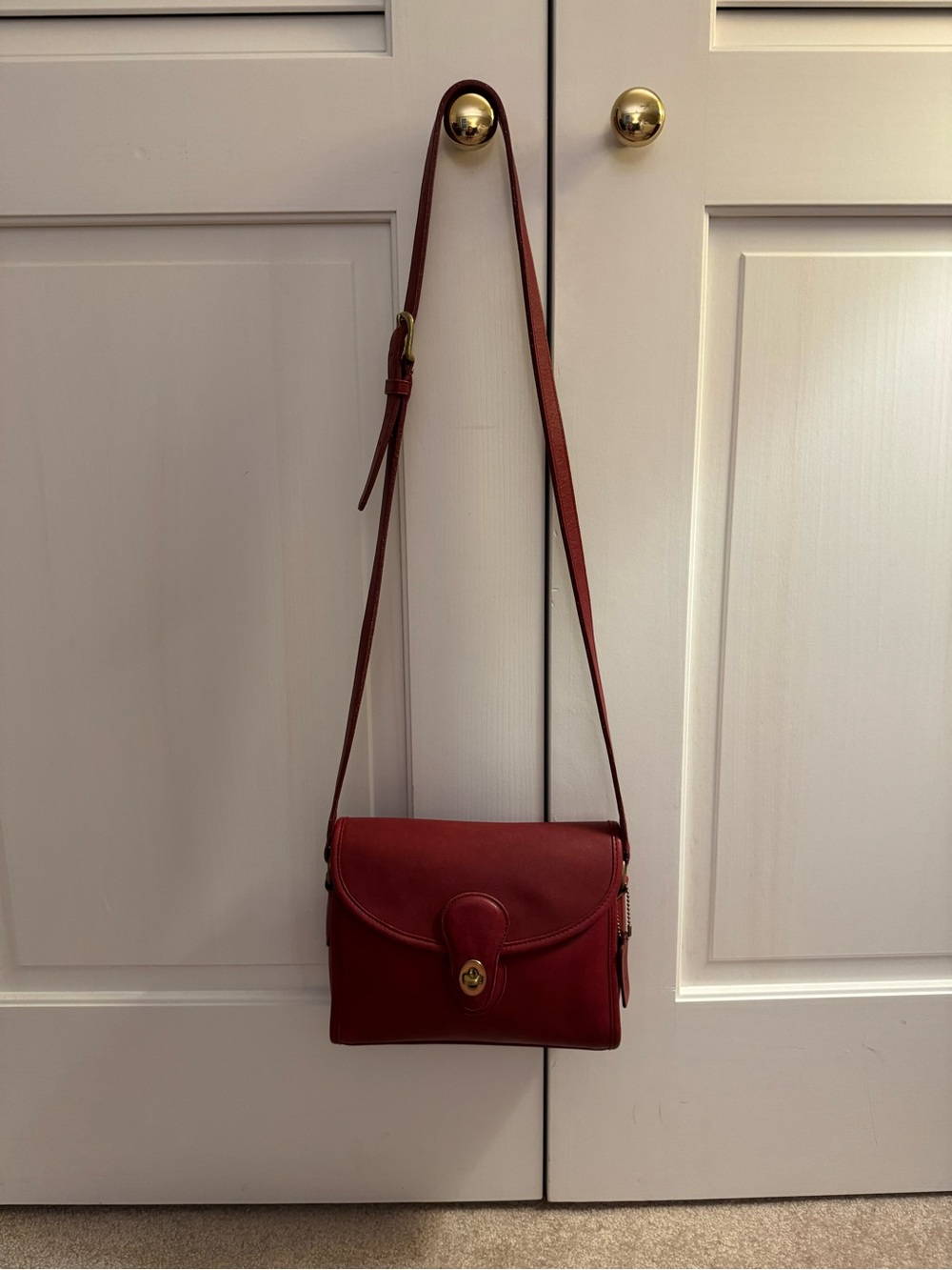Vintage Coach Devon Bag - Leather Crossbody Bag with Turn-Lock Closure - Picture 2 of 10